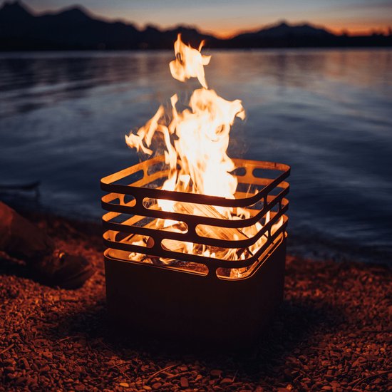 höfats CUBE Feuerkorb, rostfarbene Feuerstelle, Grill, Hocker und Tisch für Garten und Terrasse, aus Edelstahl mit integrierter Löschfunktion
