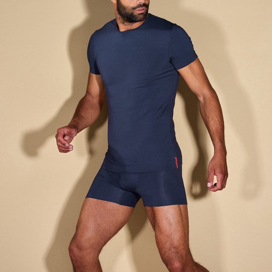 Undiemeister T-Shirt für Herren – Slim-Fit-T-Shirt – Schweißhemmend – Storm Cloud (Dunkelblau) – Tencel – Seidenweich – Atmungsaktiv – Antibakteriell – Kurze Ärmel – Rundhalsausschnitt – Größe M