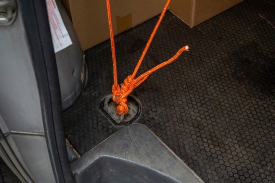 BLACK+DECKER Zurrgurt 15 Meter - Inkl. Zurrgurt Oproller - Zurrgurt - Transportseil - Elastisches Seil - mit reflektierenden Teilen - Transportmanagement - Nylon/ Kunststoff - Orange/Schwarz