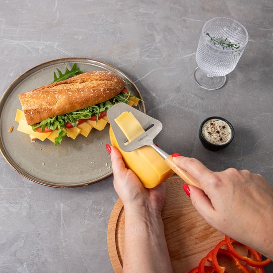 Boska Käseschneider Amigo - Hobel für gereiften Käse - Antihaftbeschichtung - Ergonomisch - Edelstahl und Buchenholz