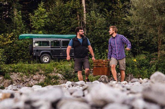 höfats CUBE Feuerkorb, rostfarbene Feuerstelle, Grill, Hocker und Tisch für Garten und Terrasse, aus Edelstahl mit integrierter Löschfunktion