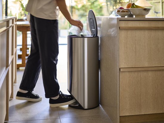 Joseph Joseph Arc 30 Liter schlanker Treteimer mit Innenbeutel - Edelstahl