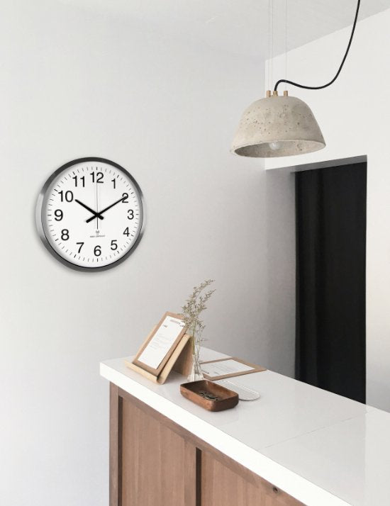 Perel Wanduhr, rund, analog, 50 cm, funkgesteuerte Zeitanzeige (DCF), Aluminium, silber