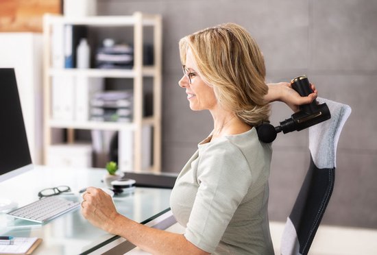 Wellhealth Mini Massagepistole – Muskelmassagegerät – 32 Stufen – Inkl. 4 Aufsätze – Kabellos