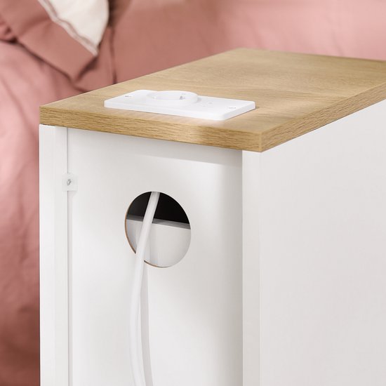 SoBuy Schlanker Nachttisch mit Ladestation, Schmaler Beistelltisch mit Standardsteckdose, USB-Anschluss und Type-C-Anschluss für Schlafzimmer und Wohnzimmer, B20 x T35 x H60 cm, Weiß, FBT111-E-WN