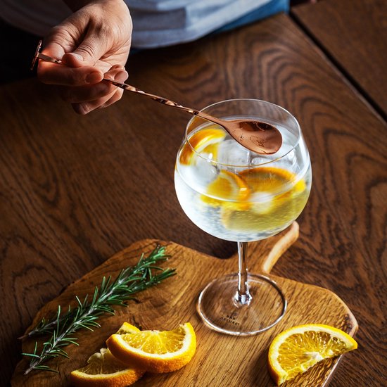 BarDeluxe® Gin Tonic Gläser - 500ml - Gin Tonic Geschenkset - mundgeblasen - Gin Gläser - 2 Stück - Gin Set - Kristall - Geschenk für die Frau - Geschenk für den Mann - enthält 2 Gin Gläser, Gin Tonic Löffel, Messbecher, 2 Strohhalme aus Edelstahl & Rezep