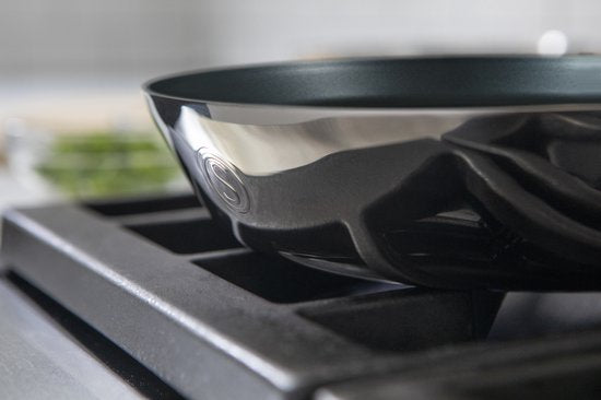 Saveur Selects – Voyage-Serie – Bratpfanne 30 cm – mit Deckel – Antihaftpfanne – Tri-Ply-Edelstahl – Geeignet für Induktion und alle anderen Wärmequellen – Ofenfest bis 260 °C – Spülmaschinenfest – 100 %