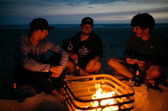 höfats CUBE Feuerkorb, rostfarbene Feuerstelle, Grill, Hocker und Tisch für Garten und Terrasse, aus Edelstahl mit integrierter Löschfunktion
