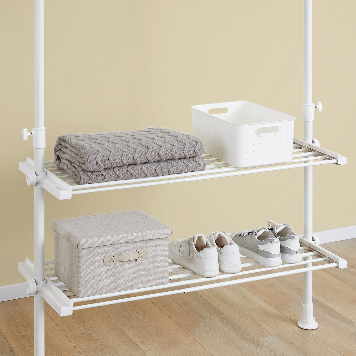 SoBuy FRG34-II-W Verstellbarer Teleskop-Kleiderständer Weiß - 147-195 x 200-295 cm - Offener Kleiderschrank mit Stangen und Fachböden