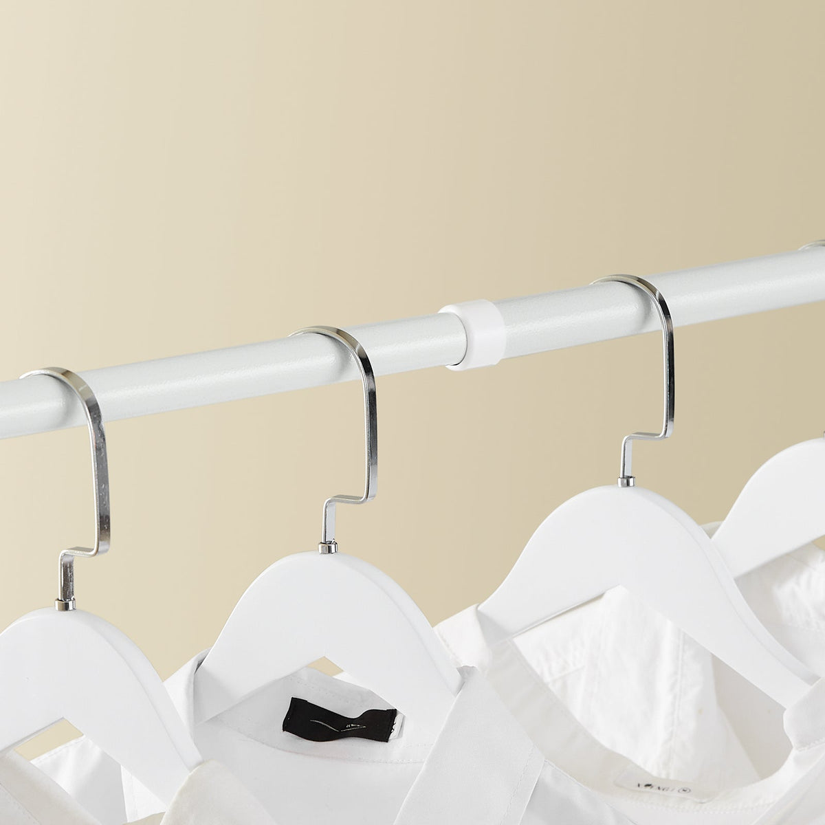 SoBuy FRG34-II-W Verstellbarer Teleskop-Kleiderständer Weiß - 147-195 x 200-295 cm - Offener Kleiderschrank mit Stangen und Fachböden