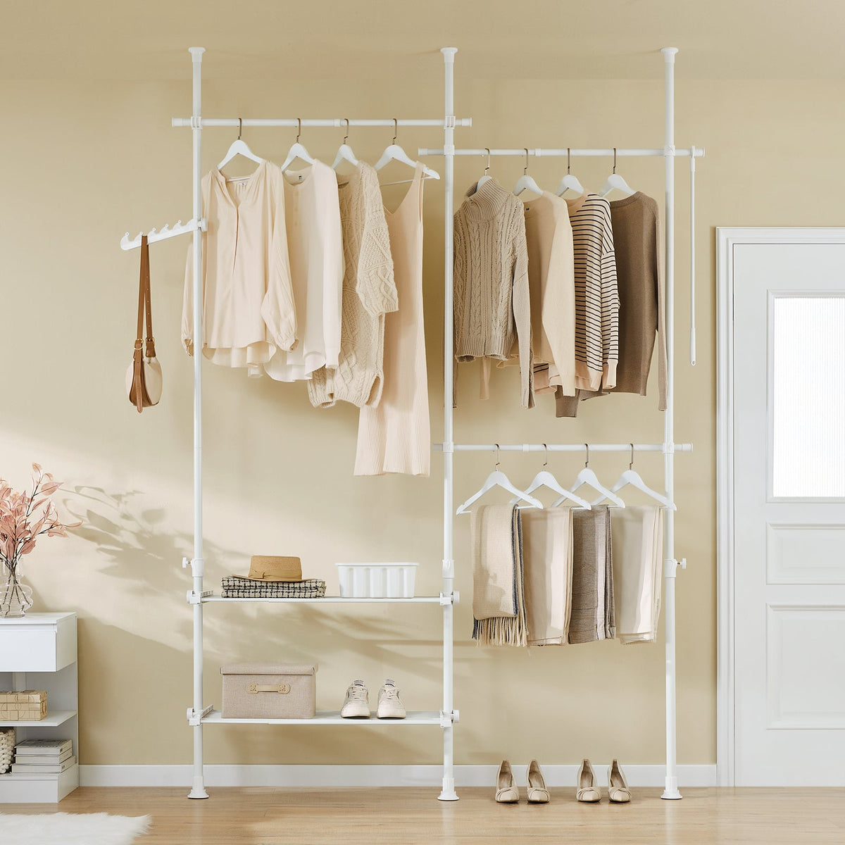 SoBuy FRG34-II-W Verstellbarer Teleskop-Kleiderständer Weiß - 147-195 x 200-295 cm - Offener Kleiderschrank mit Stangen und Fachböden