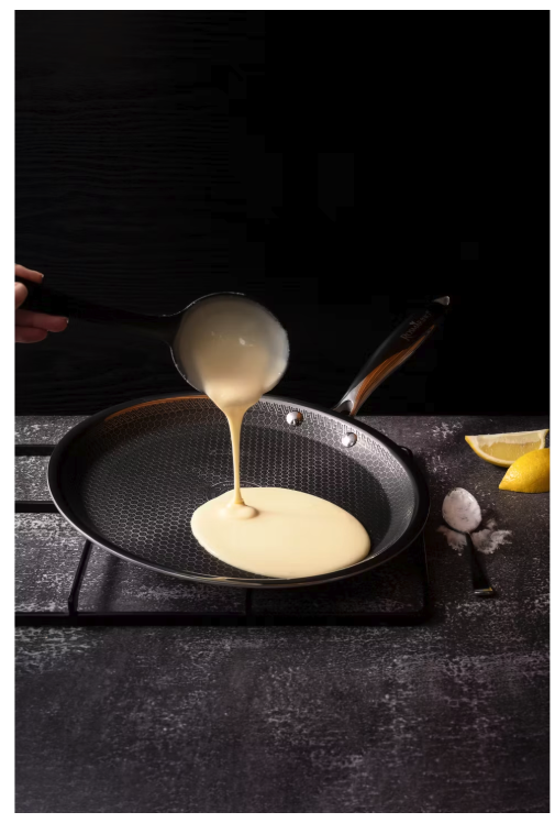 Rosmarino HexaPRO Pfannkuchenpfanne - mit Laser-Sechseck-Struktur und Stay-Cool-Griff und ofenfestem Rahmen - für Induktion und Gas - Silberner Edelstahl und Aluminium - 28 cm