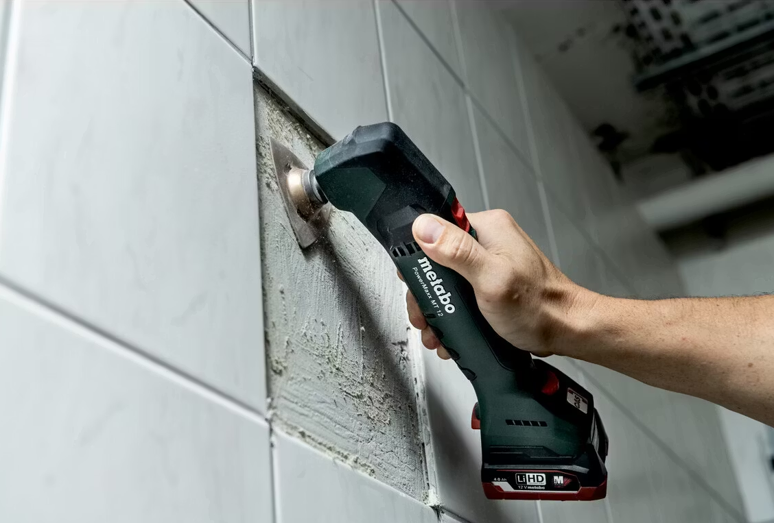 Metabo Accu-Multitool Body - 12 V - OMT-System - Mit LED-Beleuchtung und schlankem Griff - Zum Sägen, Schleifen und Schaben - Metall - Grün/Schwarz