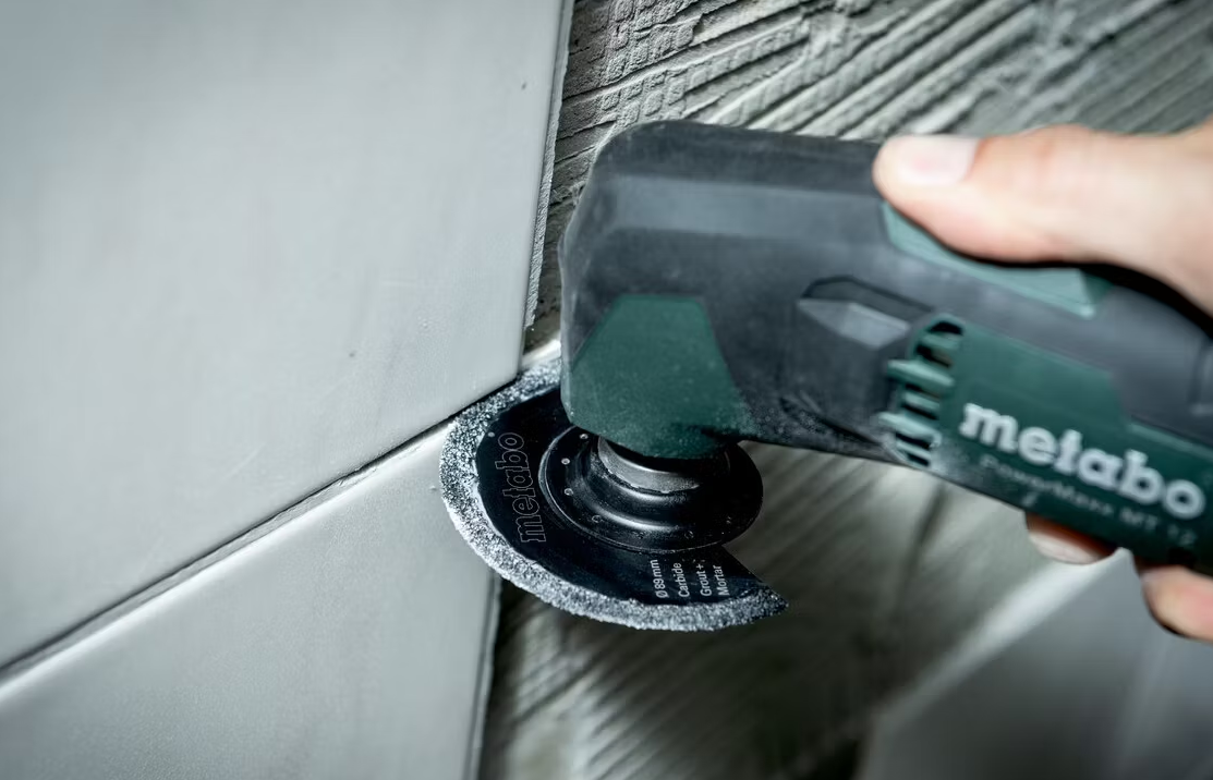 Metabo Accu-Multitool Body - 12 V - OMT-System - Mit LED-Beleuchtung und schlankem Griff - Zum Sägen, Schleifen und Schaben - Metall - Grün/Schwarz