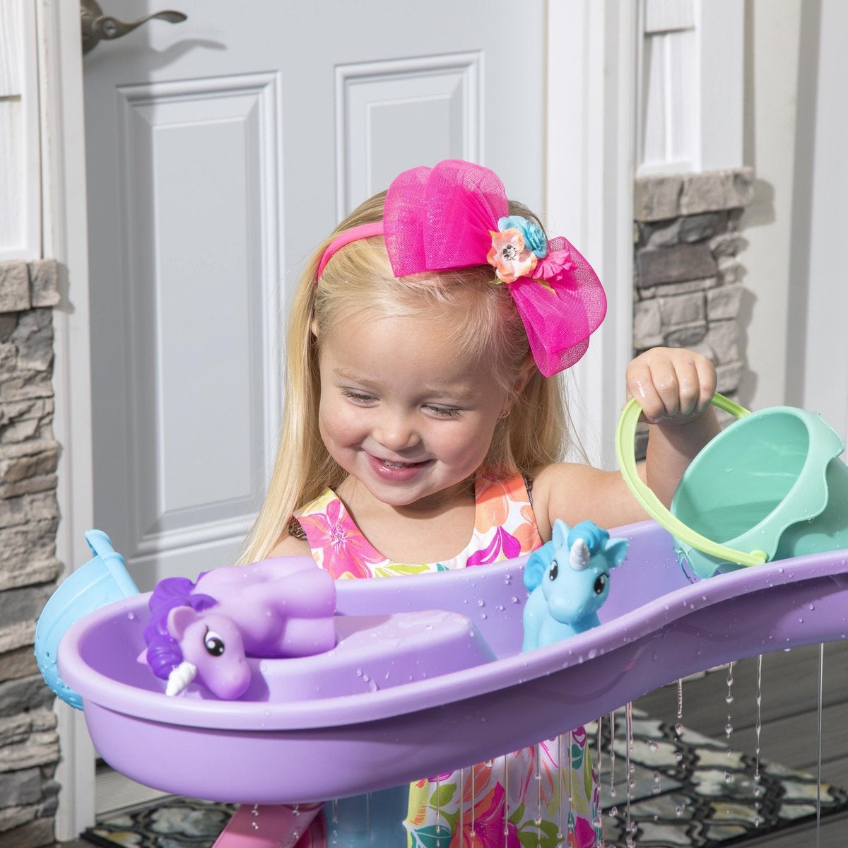 Step2 Rain Shower Splash Unicorns Wassertisch - Einhorn mit 13-teiligem Zubehörset - Wasserspielzeug für Kinder - Spieltisch mit Wasser für Garten/Außenbereich