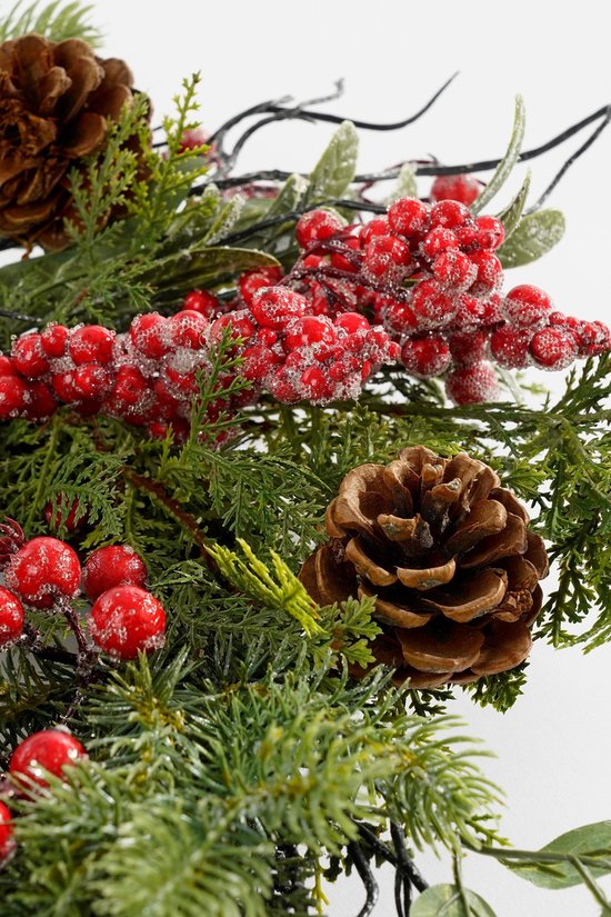 Mica Decorations Randell Weihnachtskranz – Weihnachtsdekoration mit Schneeeffekt – Einfach aufzuhängender Türkranz – Dekoration mit Beeren und Tannenzapfen – Ø 50 cm – Rot