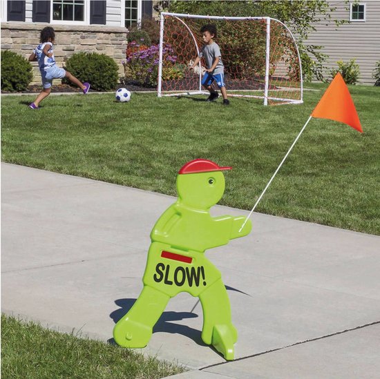 Victor Veilig mit roter Warnflagge – Verkehrspate / Verkehrspuppe in fluoreszierendem Grün – Achtung, spielende Kinder! Warnschild „Kid Alert“