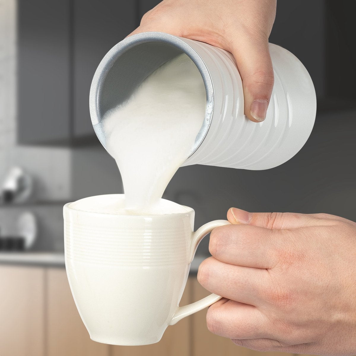 KitchenBrothers Elektrischer Milchaufschäumer – 4-in-1 mit Warmhaltefunktion – 240 ml – Antihaft – Weißer Edelstahl
