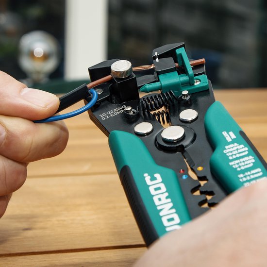 VONROC Professional automatische Abisolierzange - Crimp- und Isolierzange - Mit 270-teiligem Zubehörsatz