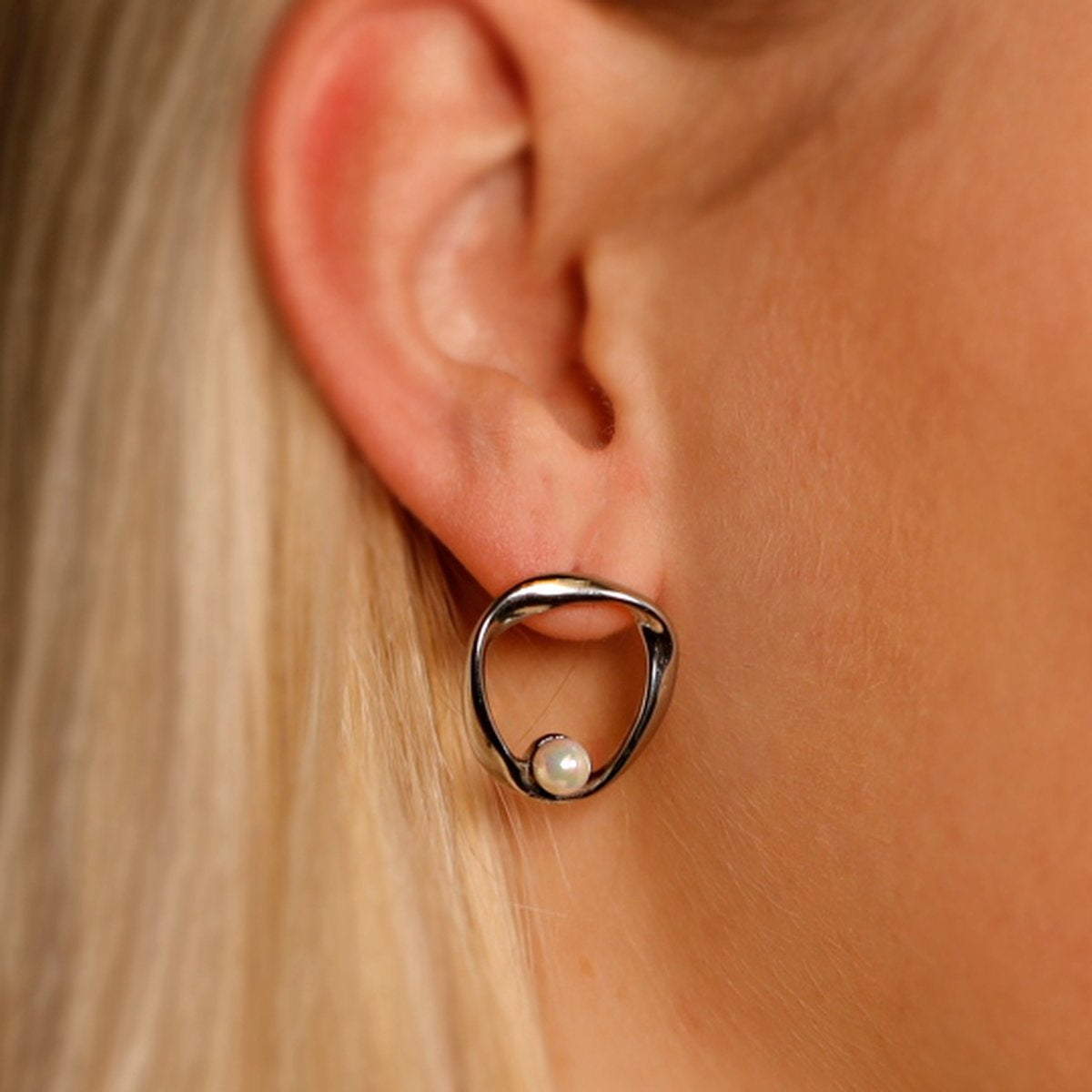 Laura Ferini Damen Ohrringe mit Perle Ardea Silber - Silber Damen Ohrringe mit Perle - Wasserdicht Edelstahl - Geliefert in Luxus-Geschenk-Box - mit Schmuck-Box - Edelstahl-Schmuck - Zubehör