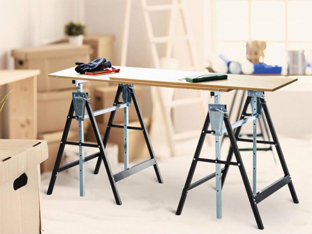 Toolland Metall-Sägebock, zusammenklappbar – mit sieben verstellbaren Höhenstufen, rutschfester Auflagefläche und Handgriff – für Werkstatt und Baustelle – schwarzes Metall – 180 kg