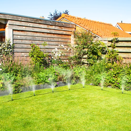 VONROC Bewässerungssystem - 3 Bewässerungsmodi: Sprühen, Tropfen und Nebeln - modulares System inkl. 15m Schlauch, 10x Sprinklerkopf, 10x Schlauchhalter & Universal-Schnellanschluss