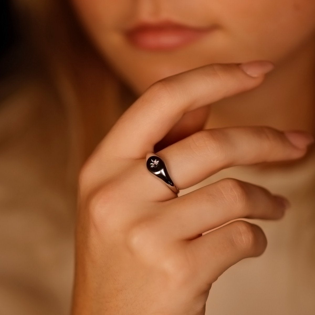 Laura Ferini Verstellbarer Damenring Silber - Runder Siegelring - Silber Damenschmuck - Wasserfester Edelstahl - Edelstahlschmuck - Accessoires