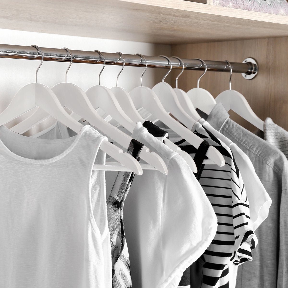 LifeGoods Kleiderbügel - Mit Hosenstange - Hartholz - Weiß - 50 Stück