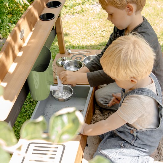 AXI Wassertank mit Wasserhahn, grün – Wasserspender für Spielküche oder Matschküche – 0,7 Liter – Ab 3 Jahren