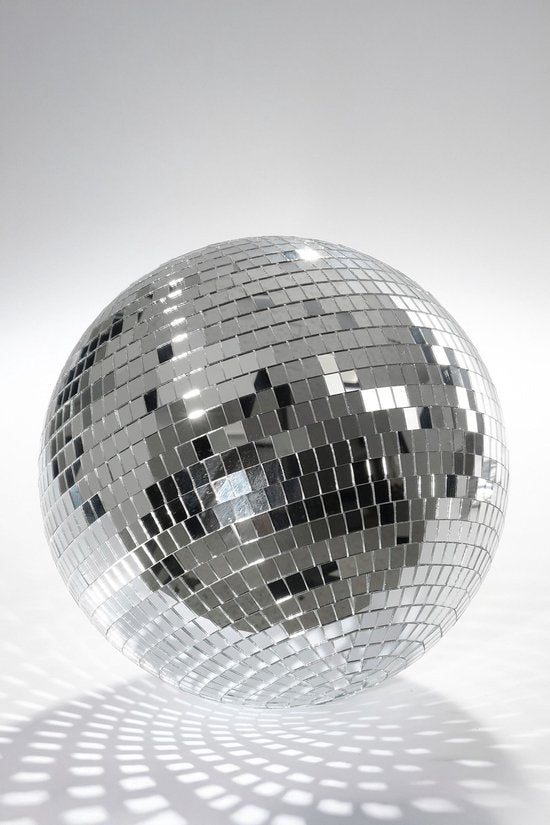 Mica Decorations Discobal Weihnachtskugel – Weihnachtskugeln für eine stimmungsvolle Weihnachtsdekoration zu Hause – Weihnachtsbaumschmuck mit Spiegelglanz-Effekt – Ø 50 cm – Silber – Vormontiert