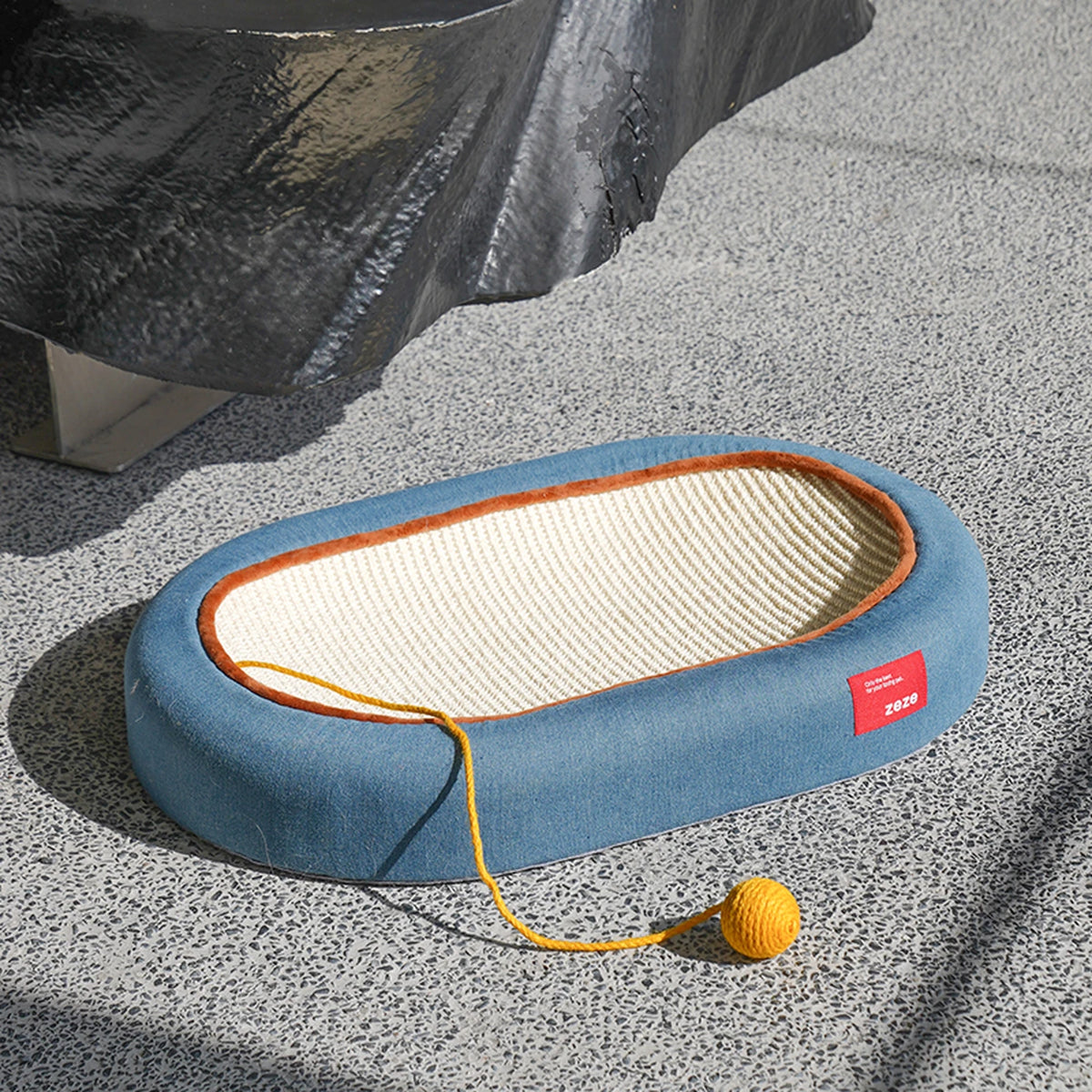 zeze Denim-Jute-Kratzbrett für Katzen – Gebogene Kratzfläche mit Spielbällen – 58 x 38 x 9 cm