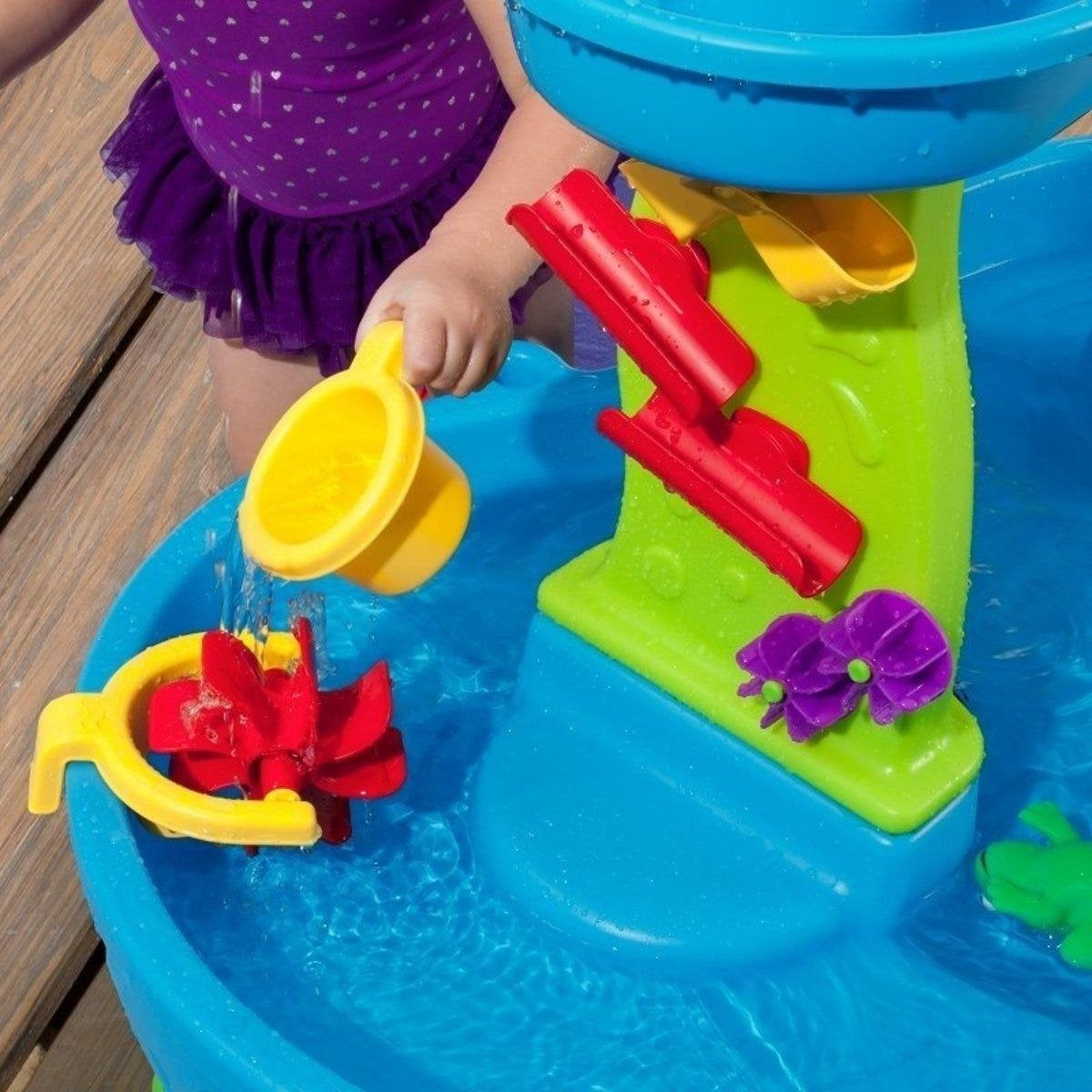 Step2 Rain Showers Splash Pond Wassertisch - Mit 13-teiligem Zubehörset - Wasserspielzeug für Kinder - Spieltisch mit Wasser für Garten/Außenbereich