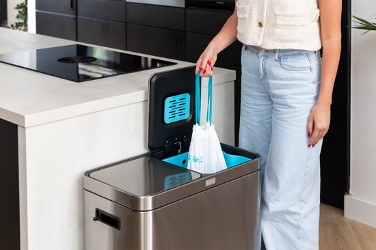 Deleca Recycling-Mülleimer mit 2 Fächern - 60 Liter (2x30) Abfallbehälter - Mülltrennung / Pfandbehälter / Tret-Abfallsammler - Mülleimer mit FreshAura Geruchskontrolle - Slow Close - Edelstahl Silber