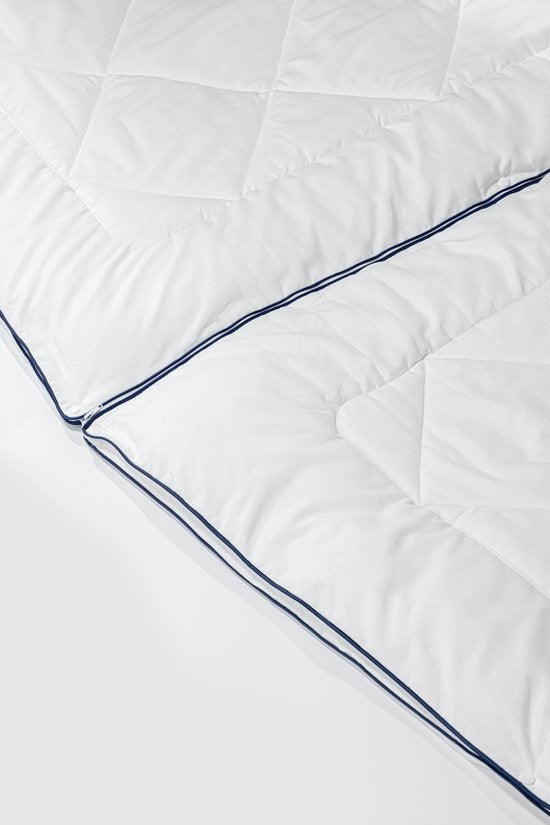 SoulsnoozeÂ® - Luxuriöse 4-Jahreszeiten-Bettdecke 240 x 220 - Doppelbettdecke - Partnerbettdecke - Verstellbar pro Seite - 30 Tage Probeschlafen - Hotelqualität - Anti-Allergie - Sommer- & Winterbettdecke