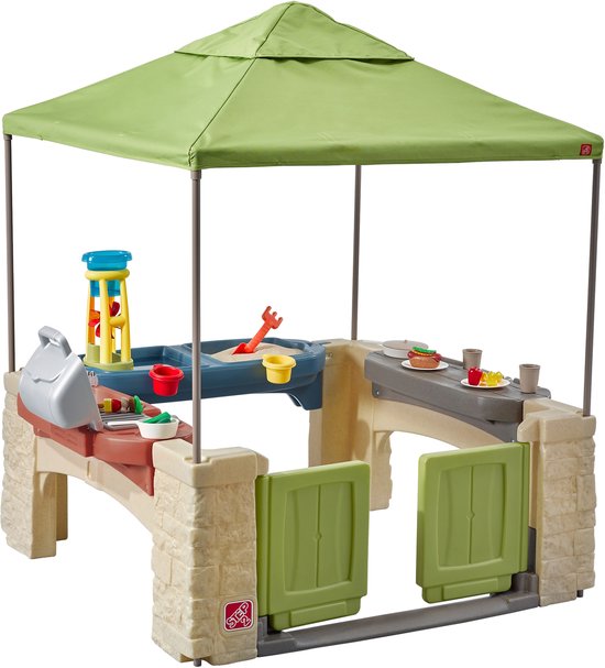 Step2 All Around Playtime Patio mit Überdachung – Spielhaus – Terrasse aus Kunststoff – Geeignet für Kinder im Rollstuhl und Kinder mit eingeschränkter Mobilität – Mit Spielküche und Zubehör – Sand- und Wasserspielzeug