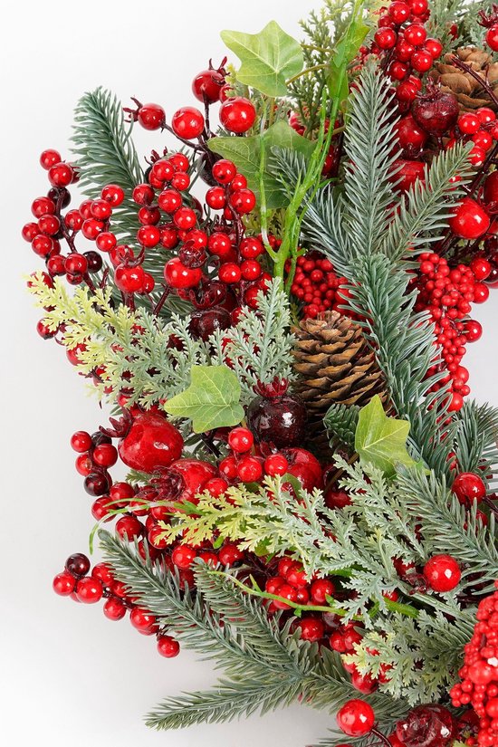 Mica Decorations Norah Weihnachtsdekoration – Weihnachtskranz mit Tannenzapfen und roten Beeren – Türkranz für den Flur, die Haustür oder das Fenster – Klassische Weihnachtsdekoration – H 11 x Ø 40 cm – Rot