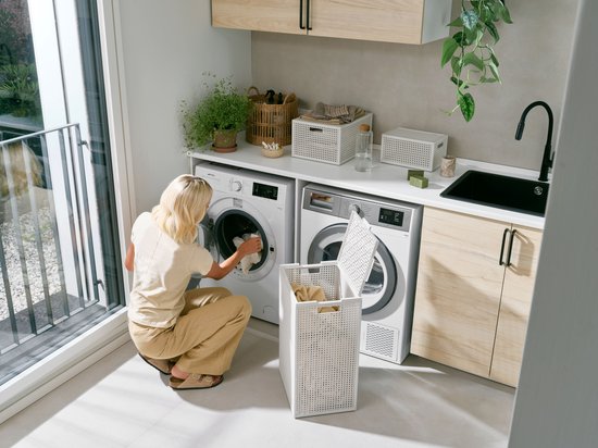 Curver Kaya Wäschekorb mit Deckel – 60 l – 38 x 29 x 58,5 cm – Weiß