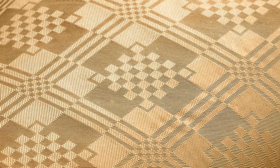 Damast Papier Tischdecke goldfarben.