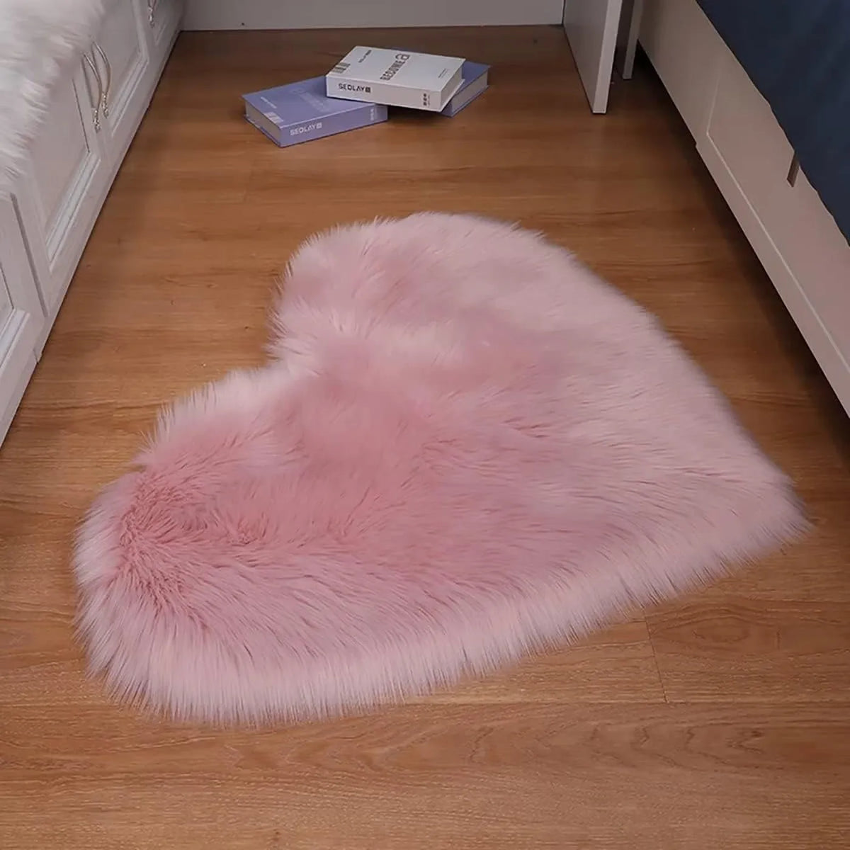 Markenloses, herzförmiges Plüschteppich – weiche Kunstwolle – zartrosa – 90 x 90 cm  Beschreibung