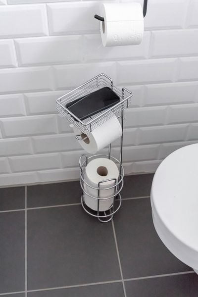 Stehender Toilettenpapierhalter aus Chrom – mit Ablage und Halter für Ersatzrollen