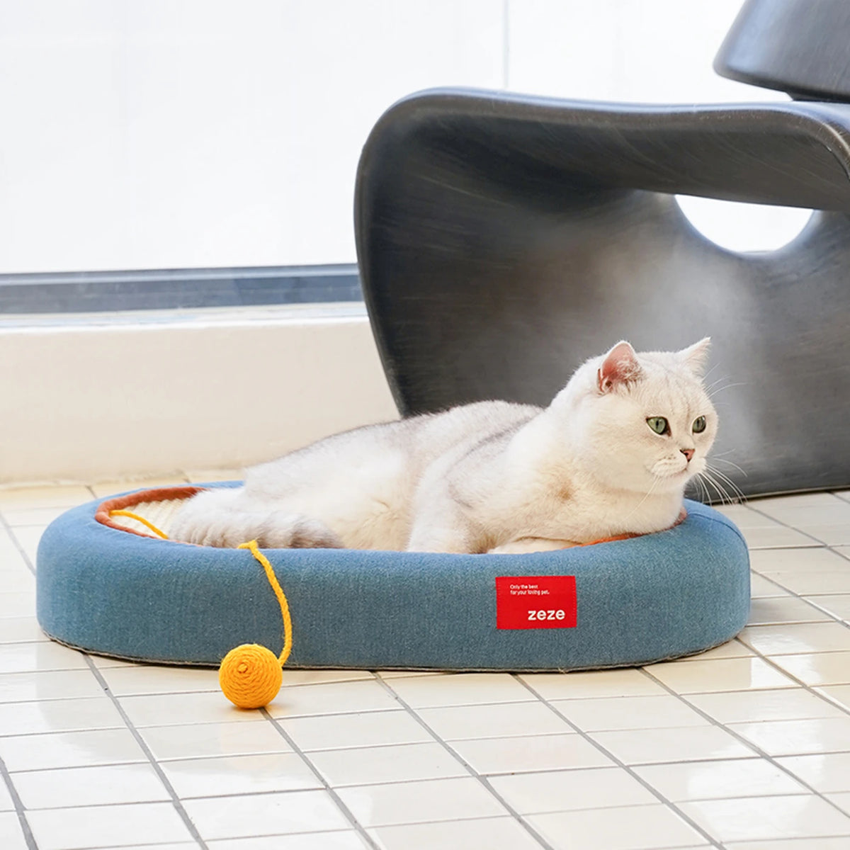 zeze Denim-Jute-Kratzbrett für Katzen – Gebogene Kratzfläche mit Spielbällen – 58 x 38 x 9 cm