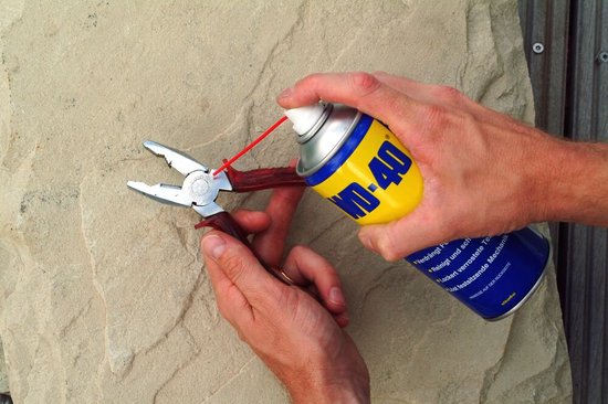 WD-40® Multi-Use Product Classic – Vertreibt Feuchtigkeit – Behebt Quietschen und Knarren – Schützt vor Rost und Korrosion – Entfernt Schmutz – Silikonfrei – 100 ml