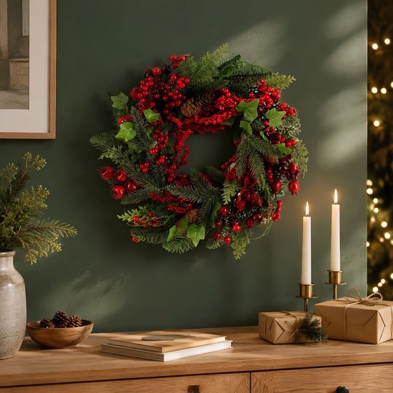 Mica Decorations Norah Weihnachtsdekoration – Weihnachtskranz mit Tannenzapfen und roten Beeren – Türkranz für den Flur, die Haustür oder das Fenster – Klassische Weihnachtsdekoration – H 11 x Ø 40 cm – Rot