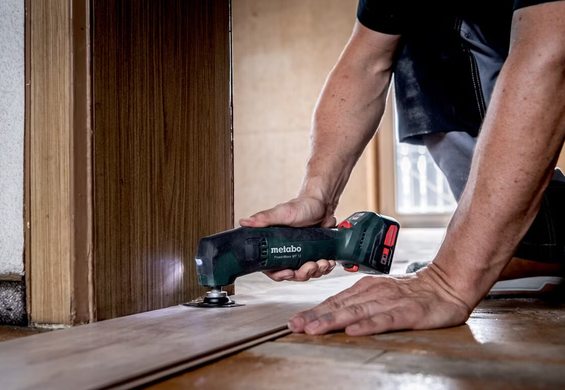 Metabo Accu-Multitool Body - 12 V - OMT-System - Mit LED-Beleuchtung und schlankem Griff - Zum Sägen, Schleifen und Schaben - Metall - Grün/Schwarz