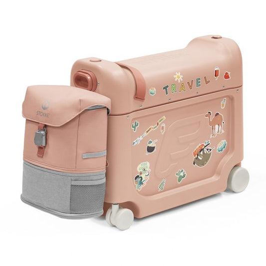 Stokke JetKids Reise-Set, Coral Pink – Mit BedBox Ride-On-Koffer und Rucksack – Für Kinder von 2 bis 7 Jahren (bis 35 kg)