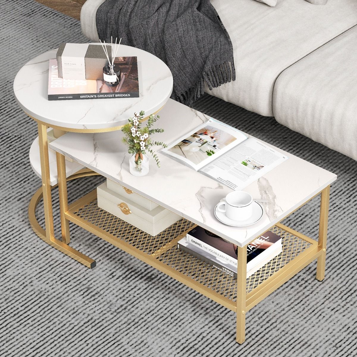 Coast Set aus 2 Beistelltischen – Tischplatte in Marmoroptik – Goldfarbenes Metallgestell – Rund und rechteckig