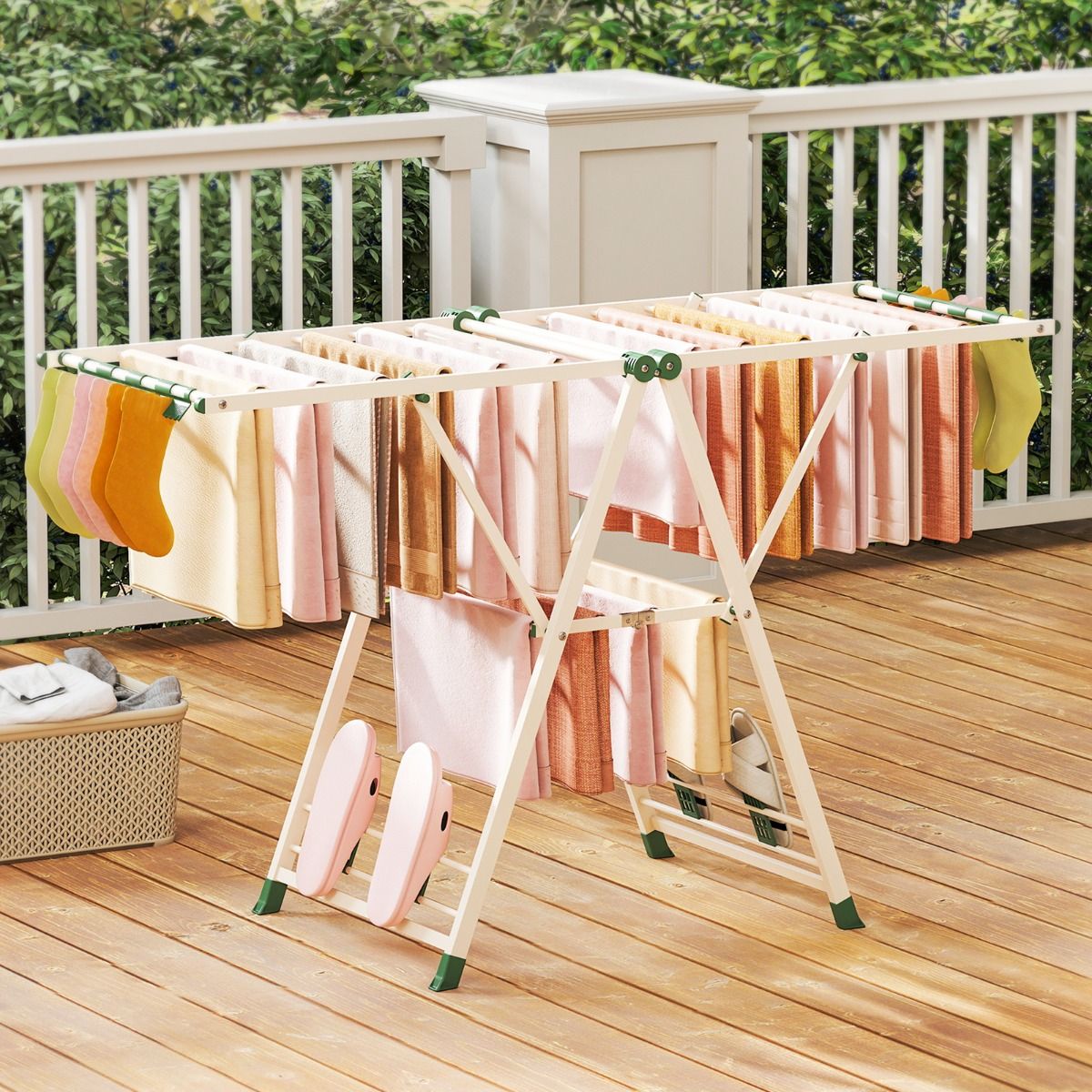Coast Klappbarer Wäscheständer – verstellbare Arme – Sockenklammern und Schuhablagen – weiß/beige 163 cm