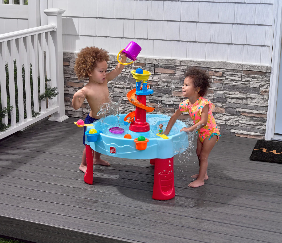Step2 Spiral Slide Wassertisch 66 x 66 x 57,1 cm – Blau/Rot – 13-teiliges Zubehörset