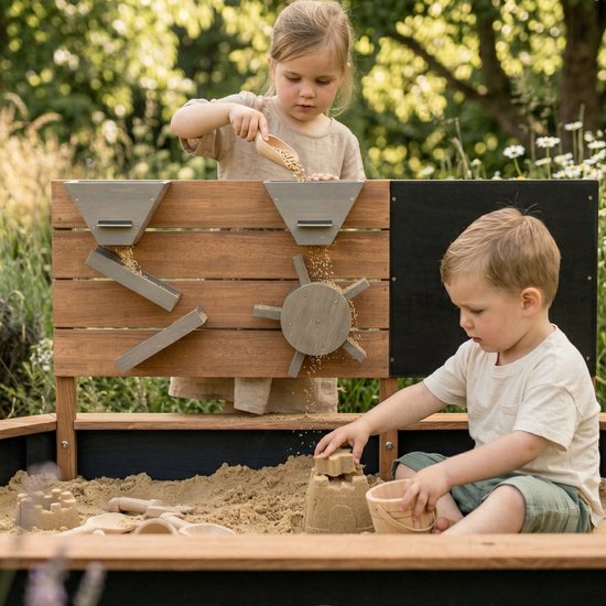 AXI Joey Sandkasten 158 x 91 x 57 cm Braun/Anthrazit – Mit Spielwand und Kreidetafel – Ovaler Sandkasten – Mit Abdeckplane und Bodenplane – 100 % FSC-zertifiziertes Hemlock-Holz