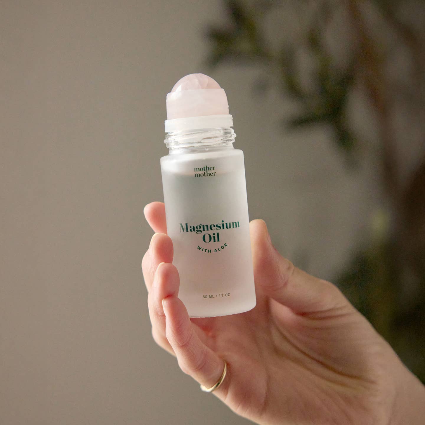 Mother Mother Magnesiumöl-Roll-on mit Aloe und Rosenquarz-Roller – 50 ml – Transparente Glasflasche